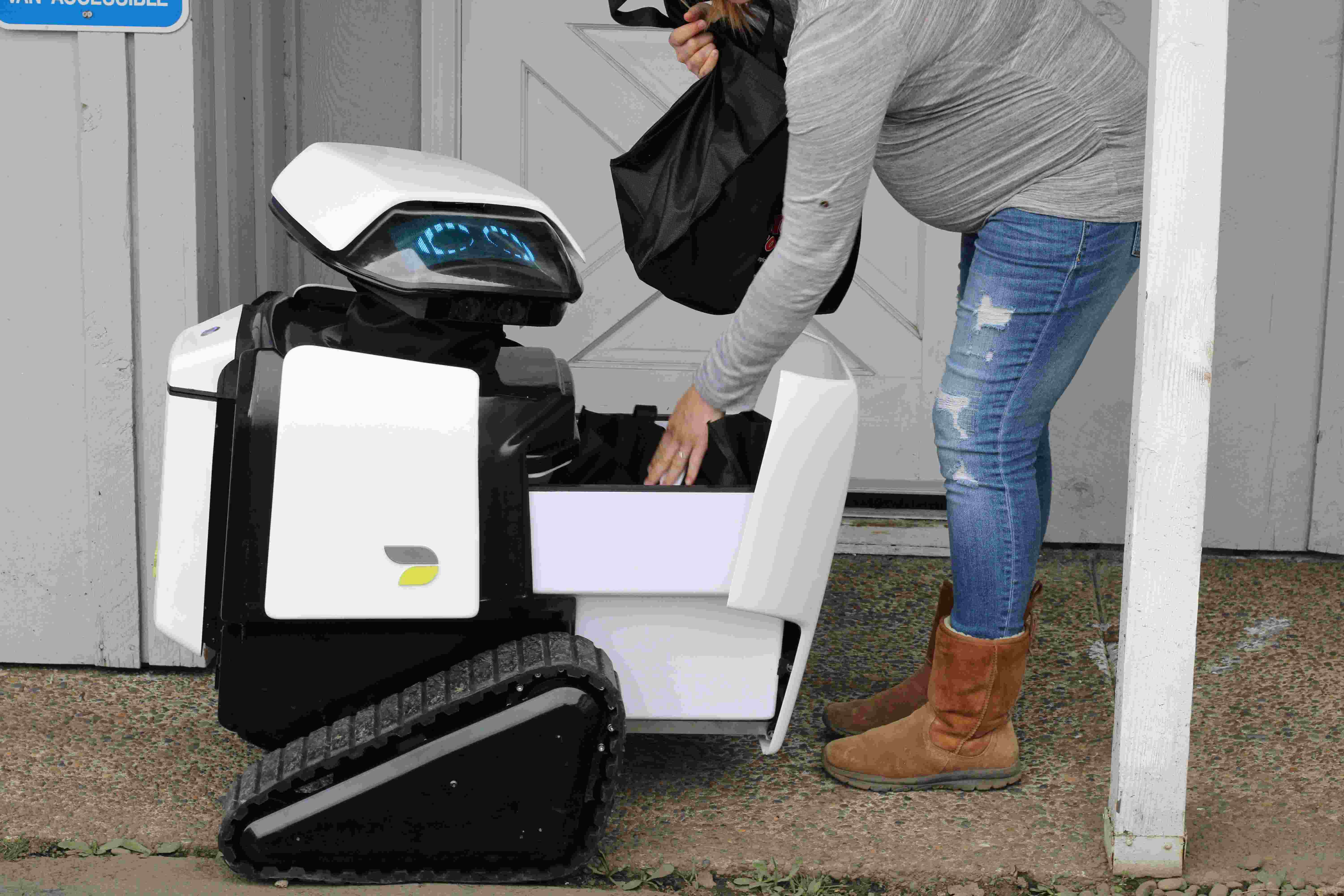 Images Wikimedia Commons/31 Lizzythetech Woman_Takes_Groceries_from_Dax_Delivery_Robot.jpg